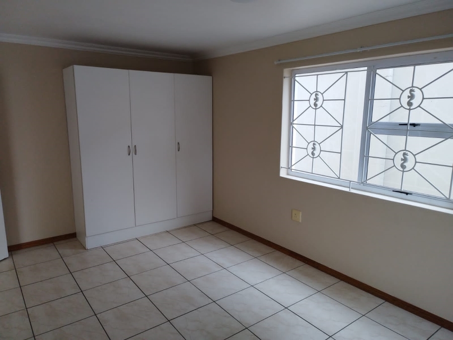 To Let 5 Bedroom Property for Rent in Strand Central Western Cape